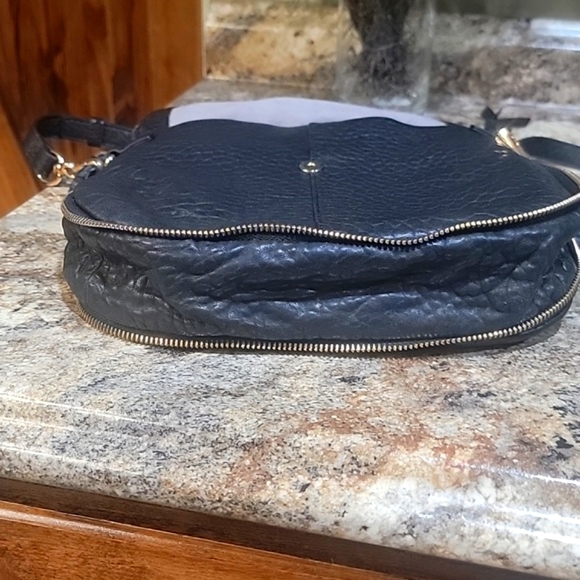New Vince Camuto NWOT Cory Lamb Black Leather expandable crossbody purse - Picture 4 of 10